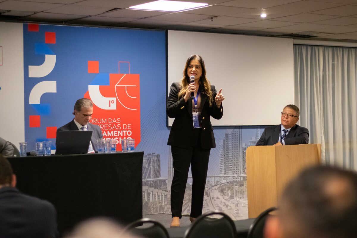 Dra. Roberta Santana palestrando em fórum de empresas de transporte