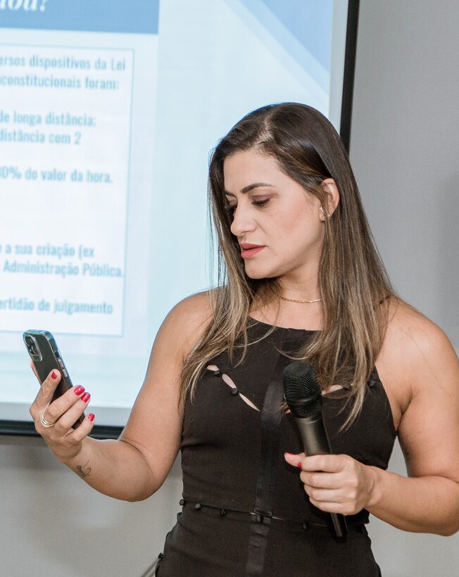 Dra. Roberta Santana apresentando conteúdo em evento