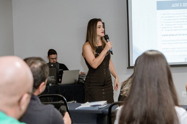 Dra. Roberta Santana conduzindo treinamento para equipe