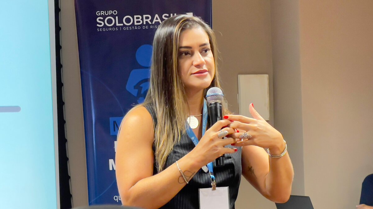 Dra. Roberta Santana palestrando em evento do Grupo Solobrasil