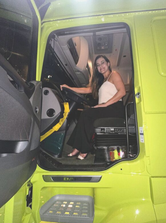 Dra. Roberta Santana na cabine de um caminhão